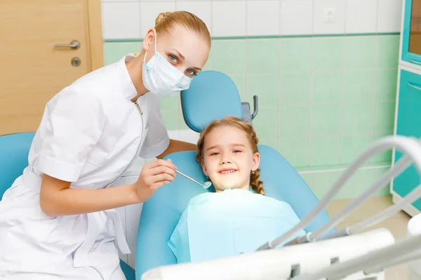 Little girl visiting dentist — Stock Photo, Image