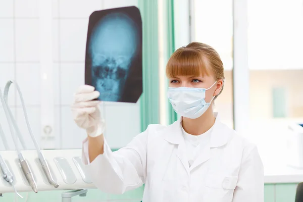 Жінка-лікар з рентгенівським знімком — стокове фото
