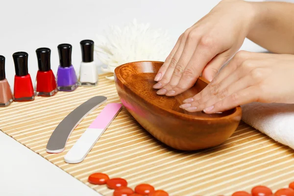 Vrouw krijgt manicure — Stockfoto