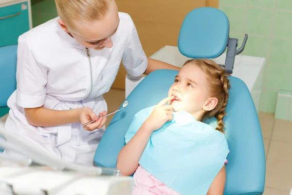 Küçük kız ziyaret dişçi — Stok fotoğraf