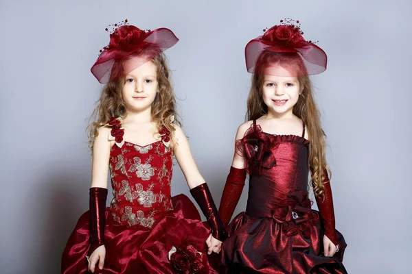 Små flickor i vacker klänning — Stockfoto