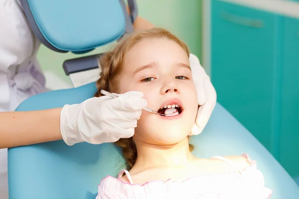 Little girl visiting dentist — Stock Photo, Image