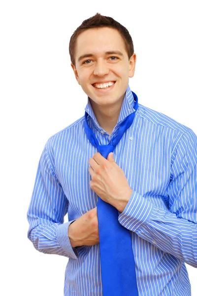 Молодой бизнесмен связывает свой синий галстук — стоковое фото