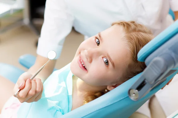 Liten flicka besöka tandläkare — Stockfoto