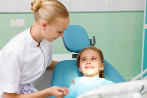 Petite fille dentiste visiteur — Photo