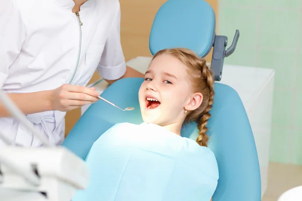 Маленькая девочка, посещающая дантиста — стоковое фото