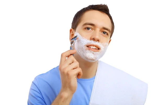 Молодой человек бреется — стоковое фото