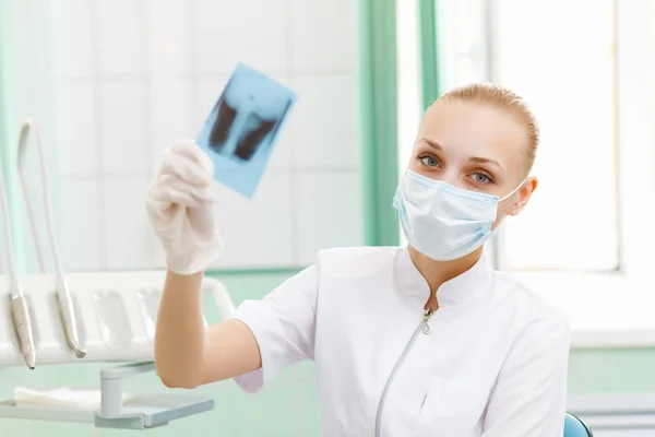 Портрет стоматолога — стоковое фото