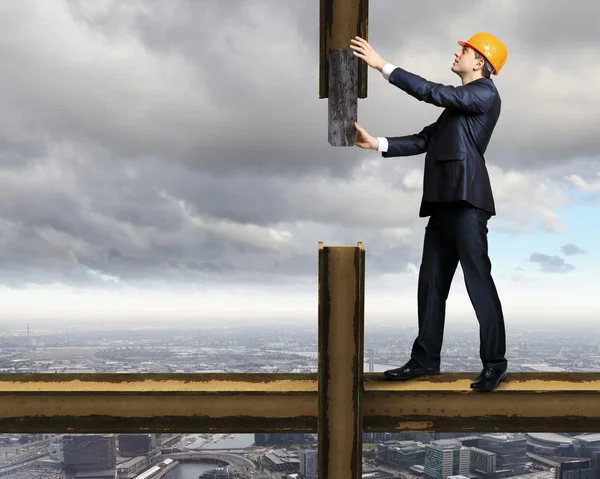 Бізнесмен стоїть на будівельному майданчику — стокове фото