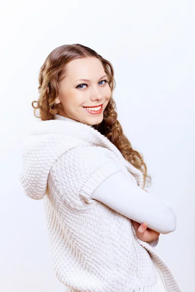 젊은 여 자가 입고 따뜻한 스웨터 — 스톡 사진