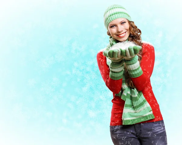 Mujer joven con suéter cálido —  Fotos de Stock
