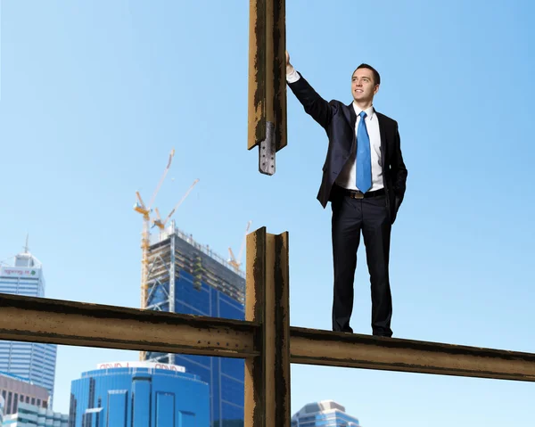Affärsman står på byggarbetsplatsen — Stockfoto