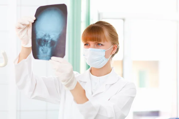 Femme médecin avec radiographie — Photo