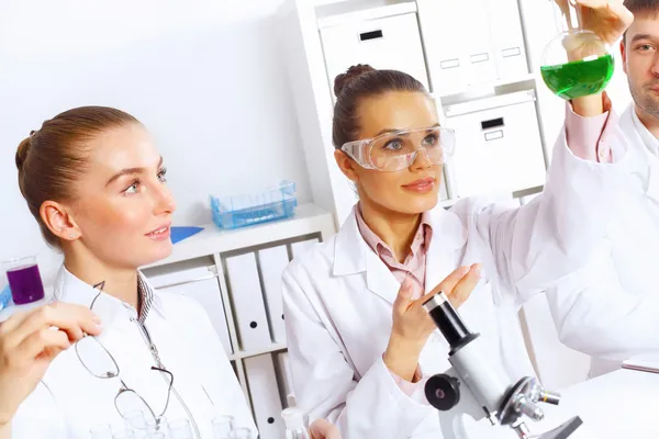 Team di scienziati che lavorano in laboratorio — Foto Stock