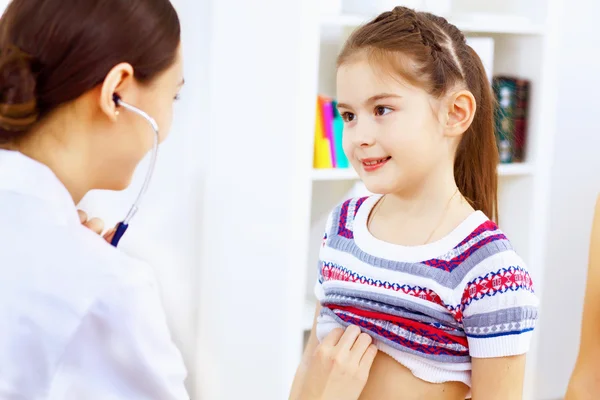 Kleines Mädchen und ein Arzt — Stockfoto