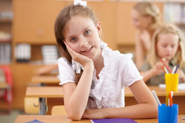 Kleines Mädchen in der Schulklasse — Stockfoto