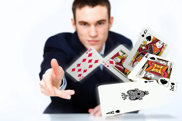 Giovane che mostra carte da poker — Foto Stock