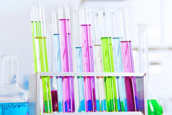 用颜色液体化学实验室玻璃器皿 — 图库照片