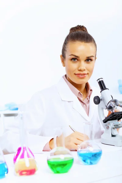 Jeune femme scientifique travaillant en laboratoire — Photo