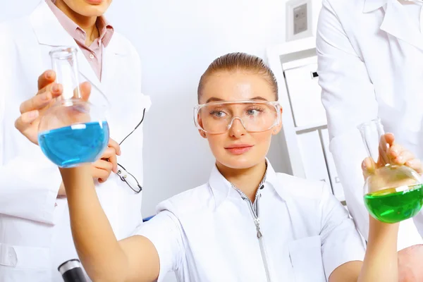 Giovane scienziata che lavora in laboratorio — Foto Stock