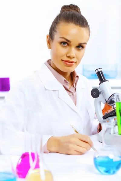 Jeune femme scientifique travaillant en laboratoire — Photo