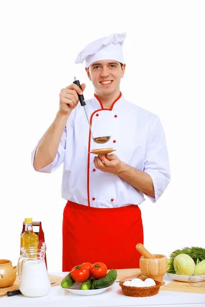 Jovem cozinheiro preparando alimentos — Fotografia de Stock