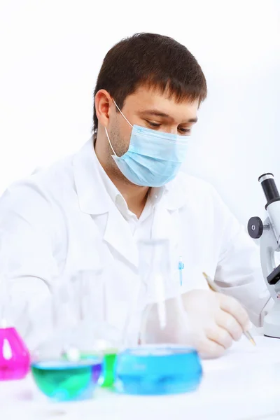 Ung manlig forskare som arbetar i laboratorium — Stockfoto