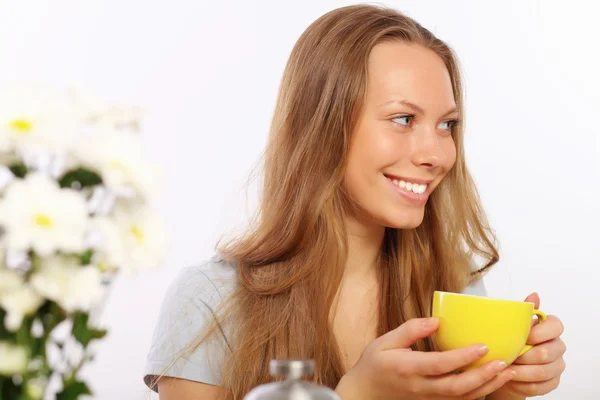 Красива молода жінка п'є чай — стокове фото