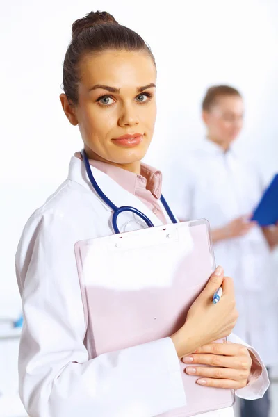 Junge Ärztin in weißer Uniform — Stockfoto