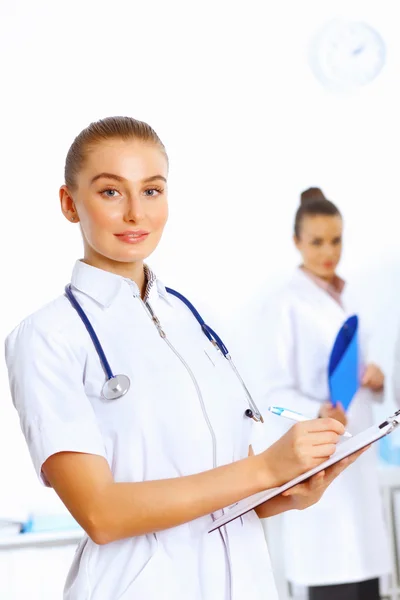 Ung kvinnlig läkare i vit uniform — Stockfoto
