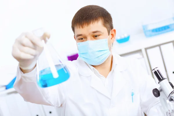 Jeune homme scientifique travaillant en laboratoire — Photo