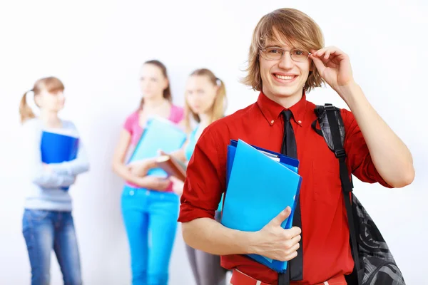Student im roten Hemd mit Büchern — Stockfoto