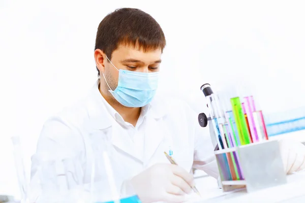 Jonge mannelijke wetenschapper werkzaam in laboratorium — Stockfoto