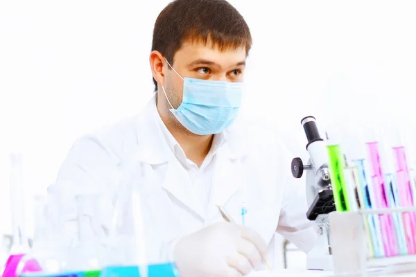 在实验室工作的年轻男性科学家 — 图库照片