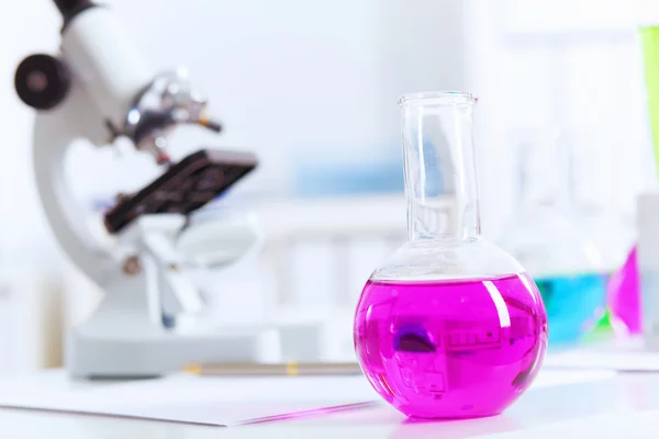 Renkli sıvılar ile kimya Laboratuar kapkacakları — Stok fotoğraf