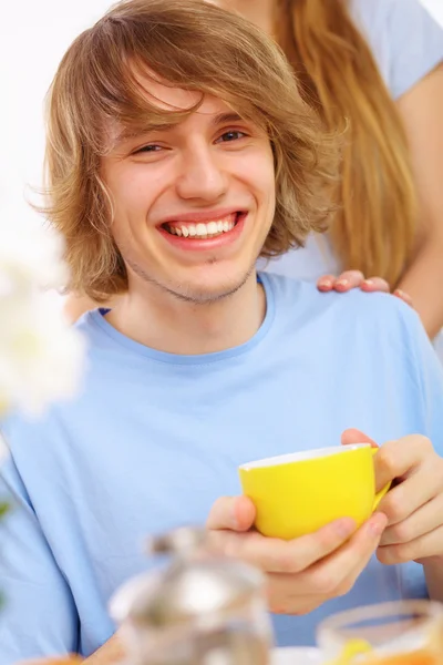 Boldog fiatalember teázás — Stock Fotó
