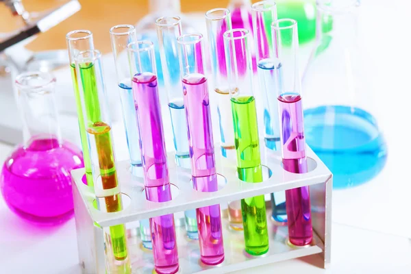 Artículos de vidrio de laboratorio de química con líquidos de color — Foto de Stock