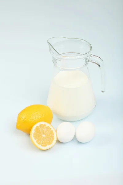Melk in een glazen pot en eieren — Stockfoto