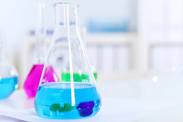 Химическая лабораторная посуда с цветными жидкостями — стоковое фото
