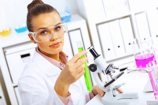 在实验室工作的年轻女科学家 — 图库照片
