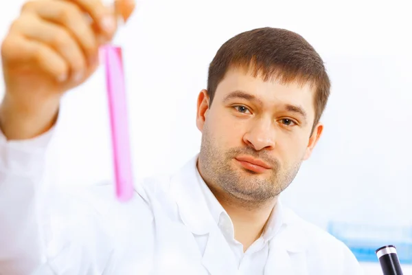 Jonge mannelijke wetenschapper werkzaam in laboratorium — Stockfoto
