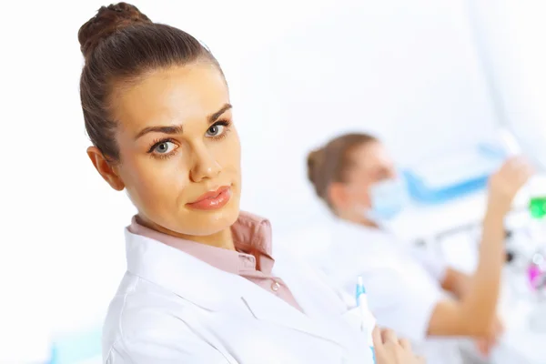 Mladý ženský lékař v bílé uniformě — Stock fotografie
