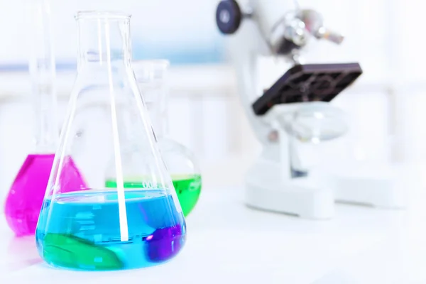 Produtos de vidro de laboratório de química com líquidos coloridos — Fotografia de Stock