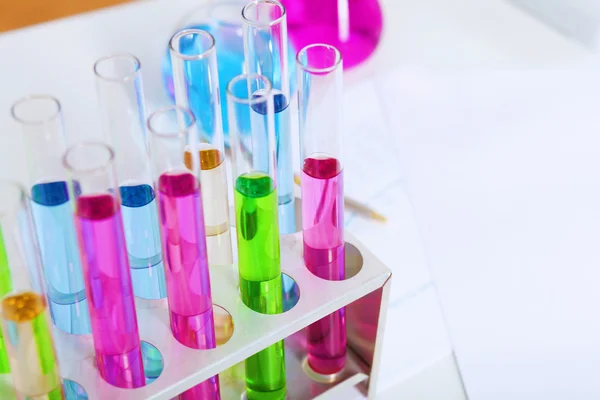 Chemie laboratorní sklo s barva kapaliny — Stock fotografie