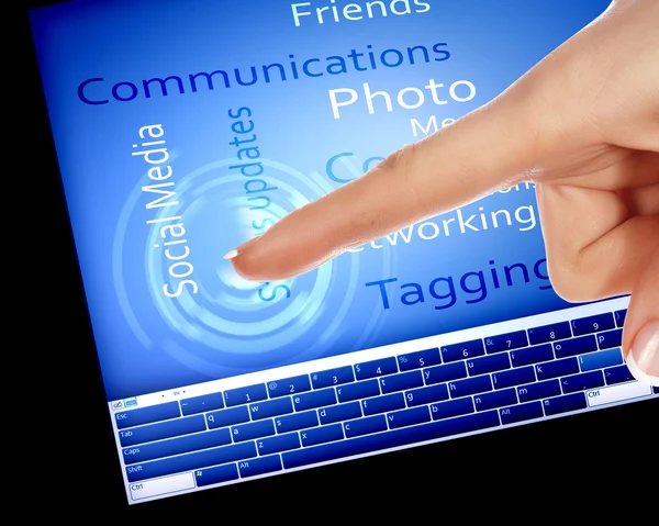 Doigt touchant un écran d'ordinateur bleu — Photo