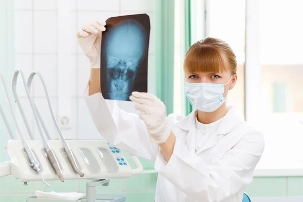 Femme médecin avec radiographie — Photo