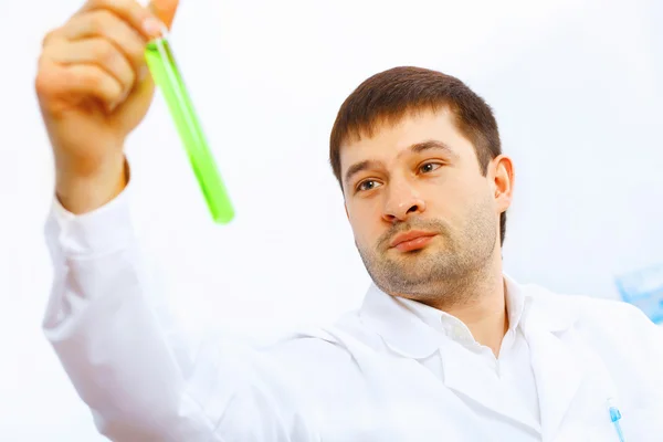 Jovem cientista do sexo masculino trabalhando em laboratório — Fotografia de Stock
