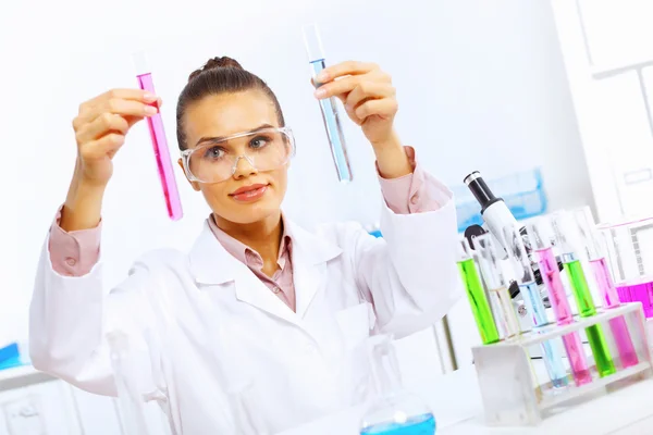 Ung kvinnlig forskare som arbetar i laboratorium — Stockfoto