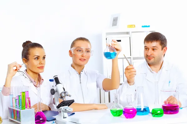 Team av forskare som arbetar i laboratoriet — Stockfoto