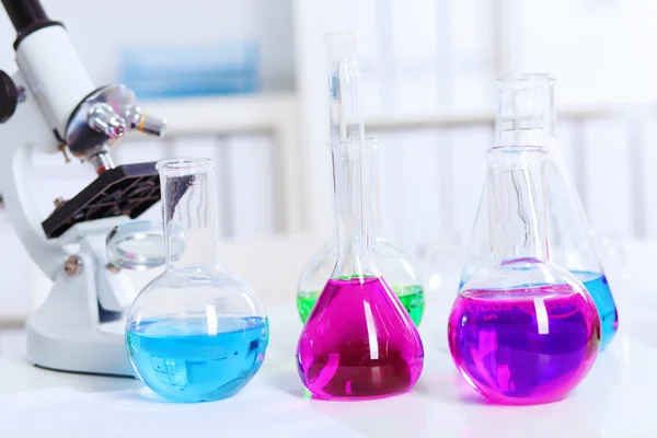 Chemielaborgläser mit farbigen Flüssigkeiten — Stockfoto